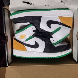 Jordan 1 mid SE